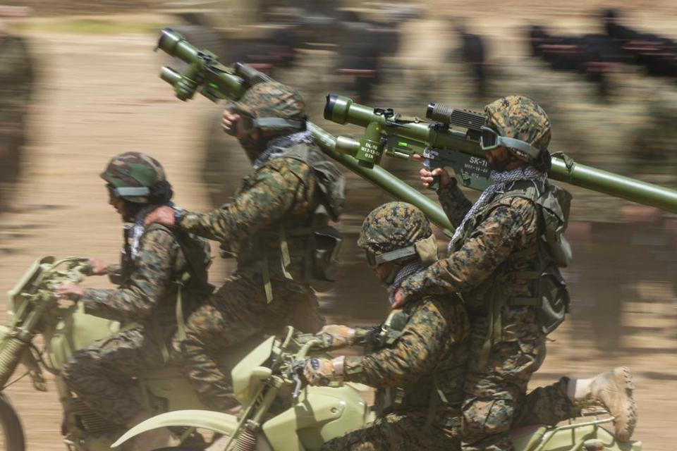 C&aacute;c chiến binh thuộc nh&oacute;m vũ trang Lebanon Hezbollah tham gia huấn luyện tại l&agrave;ng Aaramta ở Quận Jezzine, miền nam Lebanon, ng&agrave;y 21/5/2023. Ảnh: AP