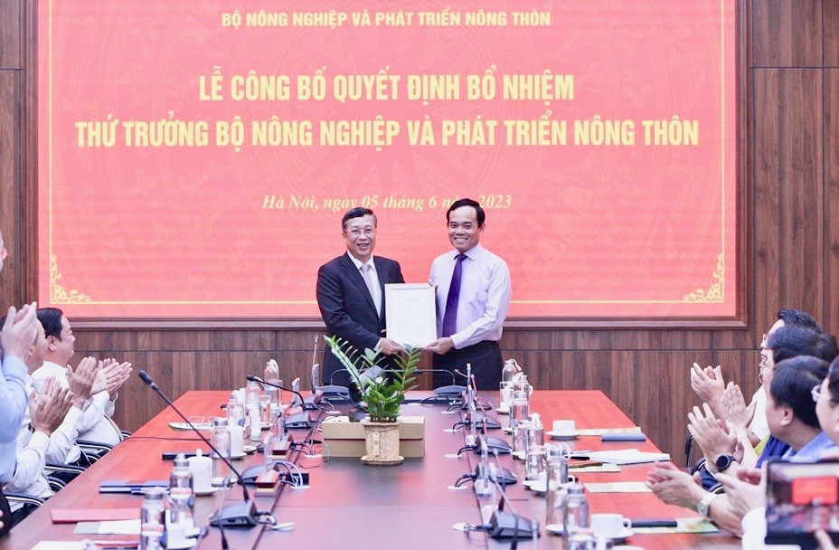 Ph&oacute; Thủ tướng Ch&iacute;nh phủ Trần Lưu Quang trao quyết định bổ nhiệm Thứ trưởng Bộ NN&amp;PTNT cho &ocirc;ng Ho&agrave;ng Trung.