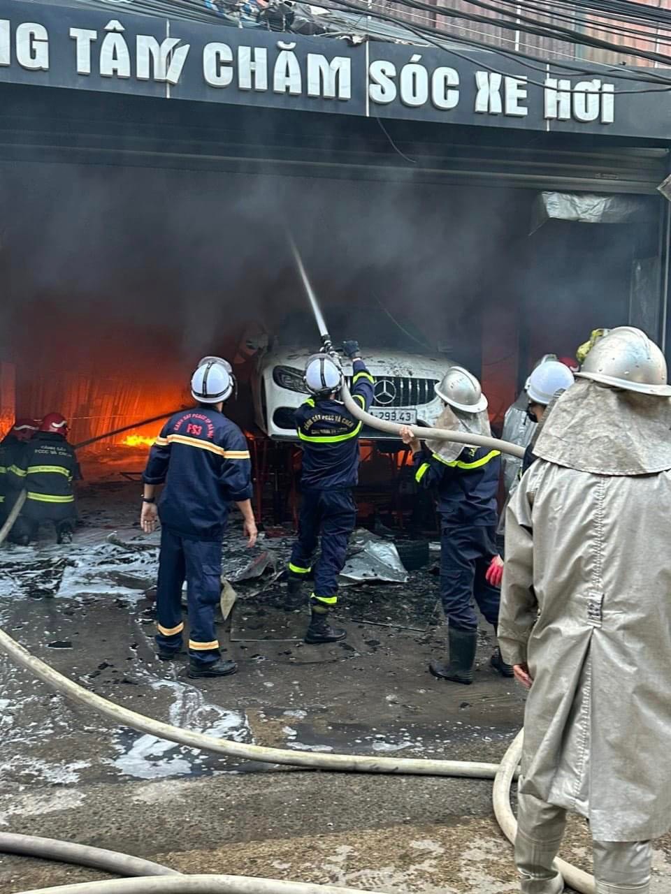 Cháy dữ dội tại tiệm sửa chữa ô tô ở Cầu Diễn  - Ảnh 3
