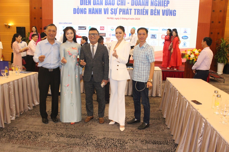 Hoa hậu Thể thao Việt Nam 2022 Đo&agrave;n Thu Thủy (thứ hai từ tr&aacute;i sang) chụp ảnh c&ugrave;ng c&aacute;c đại biểu tại Diễn đ&agrave;n.&nbsp;