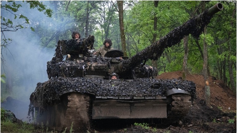 Xe tăng của Ukraine&nbsp; di chuyển tại v&ugrave;ng Donbass h&ocirc;m 23/5 . Ảnh: AP