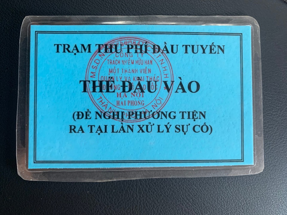 Thẻ giấy được ph&aacute;t cho chủ phương tiện tr&ecirc;n tuyến cao tốc H&agrave; Nội - Hải Ph&ograve;ng. Ảnh Nguyễn Dương