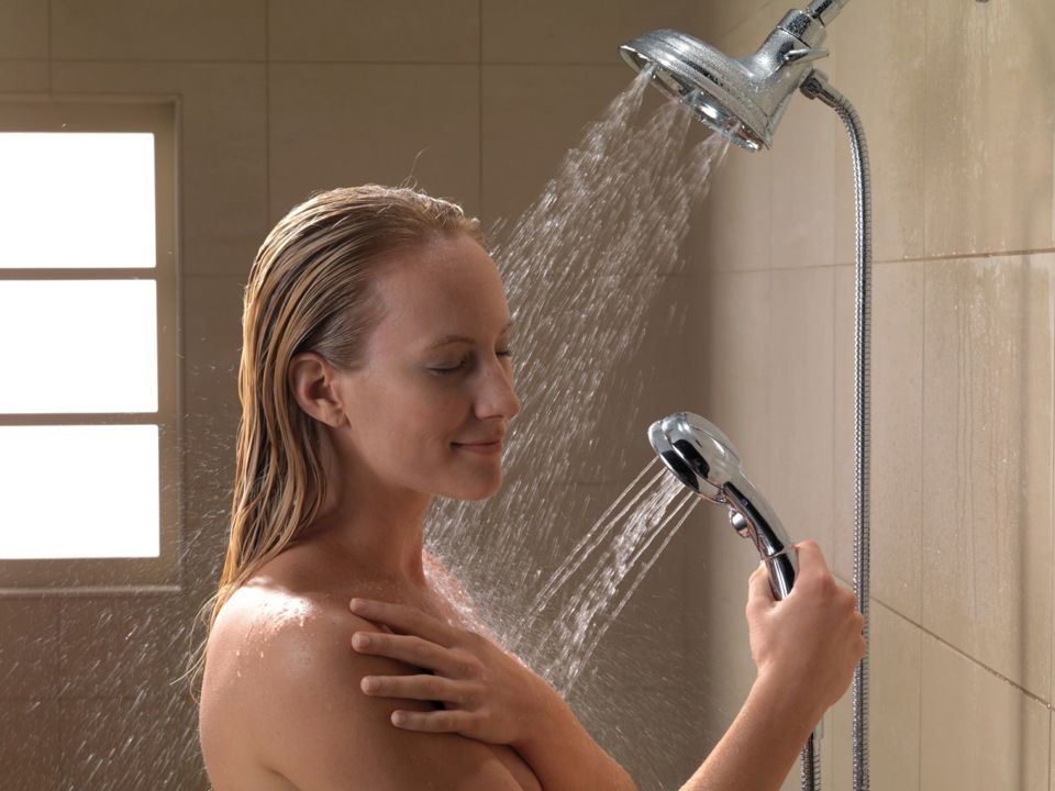 Mùa hè nắng nóng, tắm thường xuyên sẽ gây hại cơ thể - Ảnh 1