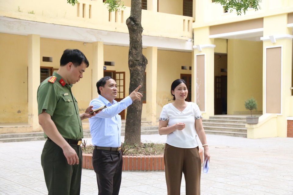 Ph&oacute; Chủ tịch UBND huyện Thường T&iacute;n B&ugrave;i C&ocirc;ng Thản kiểm tra cơ sở vật chất tại Trường THCS Nhị Kh&ecirc;.