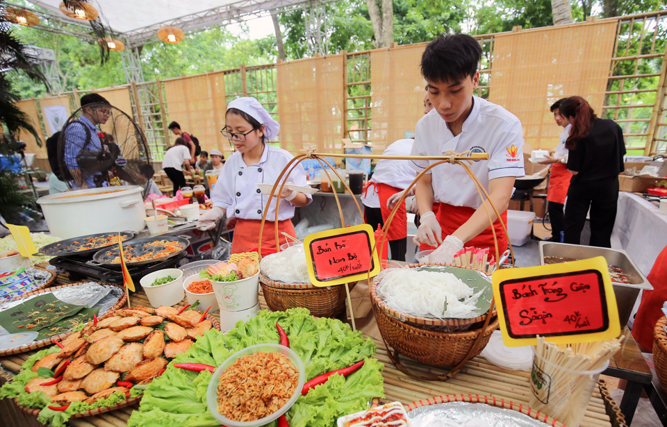 Giới thiệu ẩm thực H&agrave; Nội v&agrave; TP Hồ Ch&iacute; Minh tại lễ hội văn h&oacute;a ẩm thực H&agrave; Nội. Ảnh: Ho&agrave;i Nam