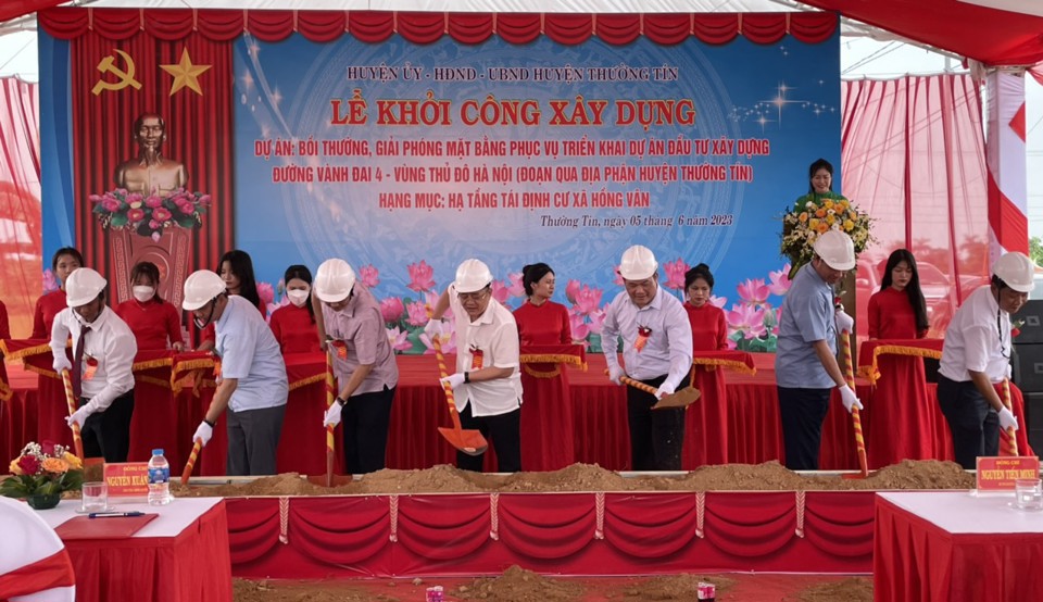 Các đại biểu thực hiện nghi thức khởi công dự án xây dựng hạ tầng kỹ thuật khu tái định cư ở xã Hồng Vân. Ảnh: Công Tâm