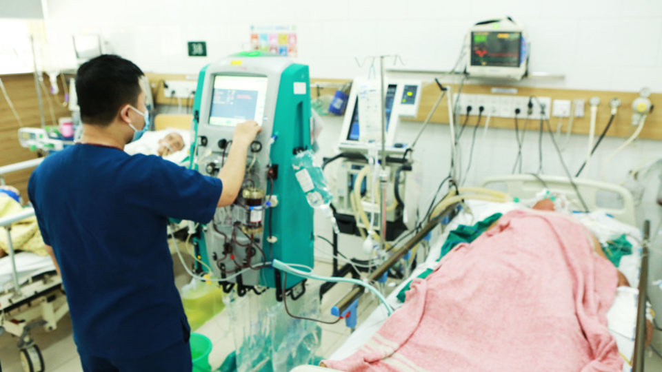 Điều trị bệnh nhân ngộ độc nấm tại Trung tâm Chống độc, Bệnh viện Bạch Mai. Ảnh: BVCC