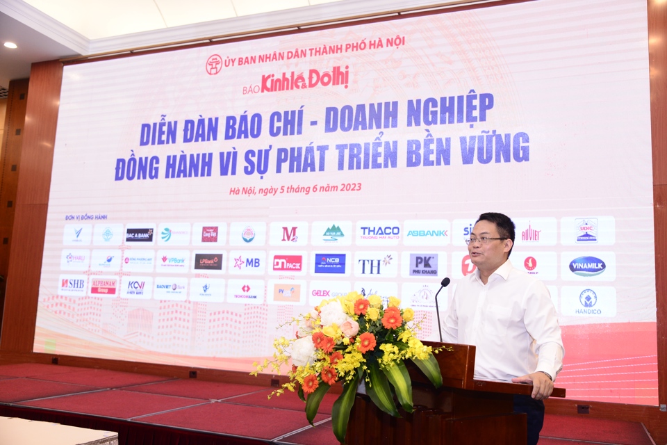 Giám đốc Sở TT&TT Hà Nội Nguyễn Việt Hùng phát biểu tại diễn đàn. Ảnh: Phạm Hùng