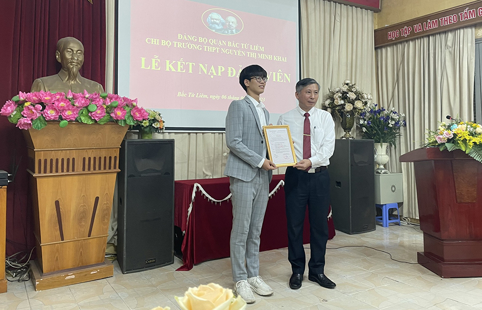 Trao quyết định kết nạp đảng vi&ecirc;n cho học sinh trường THPT Nguyễn Thị Minh Khai.