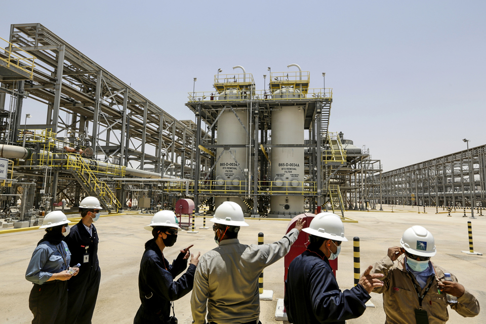 Khaithác dầu khítại Ả Rập Saudi. Ảnh: AP