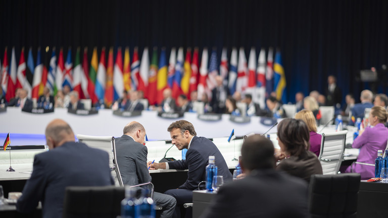Tổng thống Ph&aacute;p Emmanuel Macron trao đổi với Thủ tướng Đức Olaf Scholz tại hội nghị thượng đỉnh NATO ở Madrid, ng&agrave;y 29/6/2022. Ảnh: AP