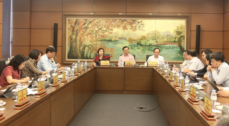 Quang cảnh buổi thảo luận tổ của Đoàn đại biểu Quốc hội TP Hà Nội. Ảnh: Thái San