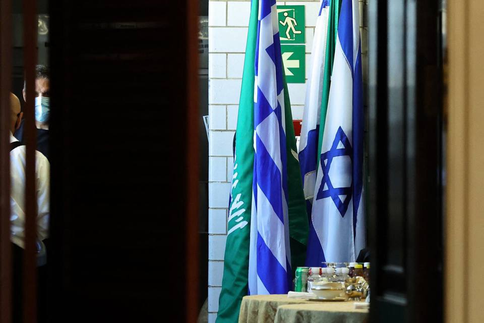 Cờ của Ả Rập Saudi v&agrave; Israel trong c&aacute;c cuộc họp với Ngoại trưởng Mỹ Antony Blinken ở Washington, ng&agrave;y 14/10/2021. Ảnh: Foreign Policy