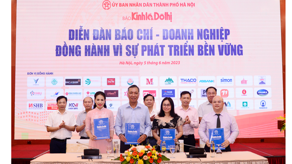 Đại diện Ban bi&ecirc;n tập B&aacute;o Kinh tế &amp; Đ&ocirc; thị k&yacute; kết hợp t&aacute;c truyền th&ocirc;ng với c&aacute;c đơn vị, doanh nghiệp tại Diễn đ&agrave;n. Ảnh: Phạm H&ugrave;ng