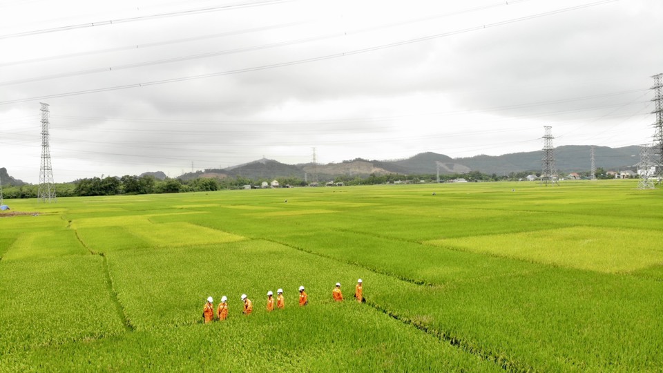 L&iacute;nh truyền tải Thanh H&oacute;a tr&ecirc;n đường đi kiểm tra đường d&acirc;y tại TBA 500kV Nghi Sơn (Thanh H&oacute;a) h&egrave; 2023. Ảnh: Khắc Ki&ecirc;n