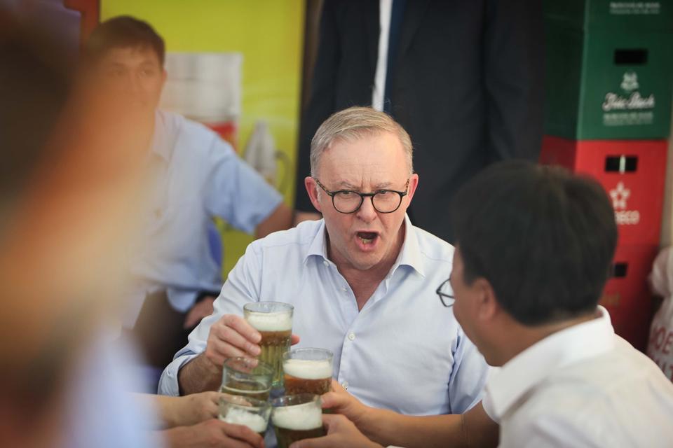 Phía sau cốc bia hơi Hà Nội mà Thủ tướng Úc đã thưởng thức - Ảnh 1