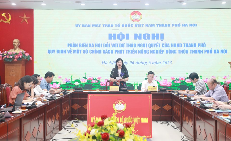 Chủ tịch Ủy ban Mặt trận Tổ quốc TP Hà Nội Nguyễn Lan Hương phát biểu tại hội nghị. Ảnh: Thùy Linh