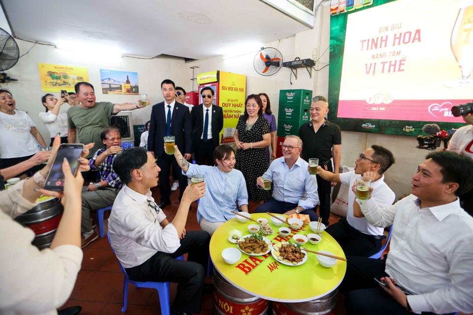 Phía sau cốc bia hơi Hà Nội mà Thủ tướng Úc đã thưởng thức - Ảnh 2