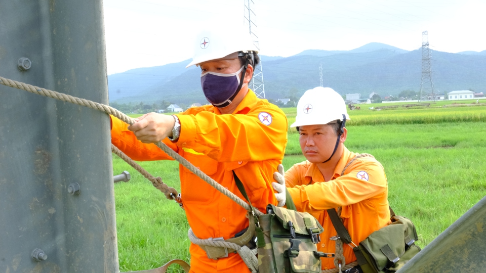 Truyền tải điện Thanh H&oacute;a căng m&igrave;nh leo cột kiểm tra kỹ thuật đảm bảo điện th&ocirc;ng suốt. Ảnh: Khắc Ki&ecirc;n