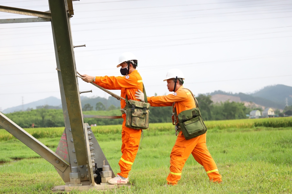 L&iacute;nh truyền tải điện Thanh H&oacute;a l&ecirc;n tuyến kiểm tra đảm bảo điện. Ảnh: Khắc Ki&ecirc;n