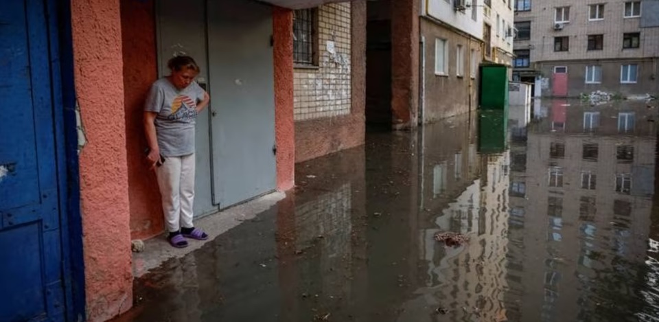 Đường phố ngập lụt ở khu vực Kherson, Ukraine sau khi vỡ đập Nova Kakhovka. Ảnh: Reuters