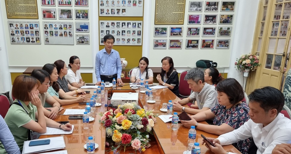 Ph&oacute; Chủ tịch UBND quận Ho&agrave;n Kiếm Nguyễn Quốc Ho&agrave;n kiểm tra tại điểm thi Trường THPT Trần Ph&uacute;