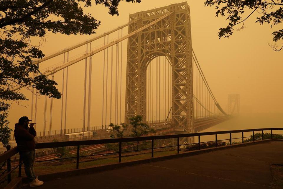 M&agrave;n sương m&ugrave; bao tr&ugrave;m cầu George Washington ở bang New Jersey ng&agrave;y 7/6/2023. Nguồn: AP