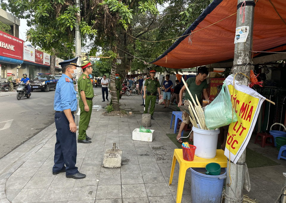 Tổ c&ocirc;ng t&aacute;c xử l&yacute; vi phạm tr&ecirc;n phố B&agrave; Triệu