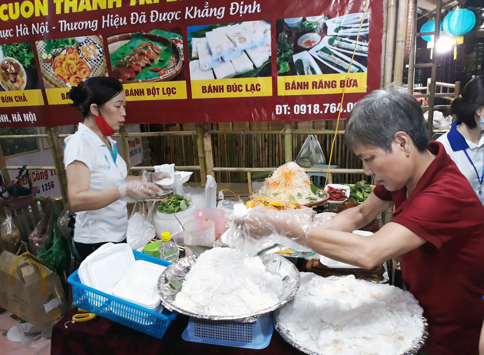 Giới thiệu ẩm thực Hà Nội tới du khách tại Lễ hội Ẩm thực và Du lịch làng nghề Hà Nội. Ảnh: Hoài Nam