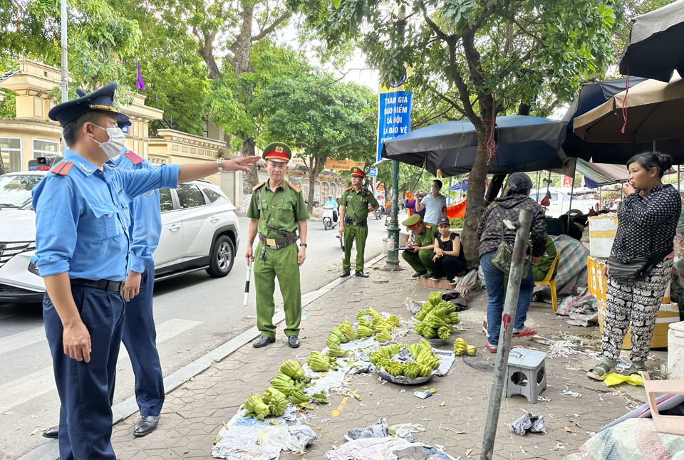 Lực lượng chức năng nhắc nhở c&aacute; nh&acirc;n b&aacute;y b&aacute;n ra s&aacute;t mặt đường tiềm ẩn nguy cơ mất an to&agrave;n giao th&ocirc;ng&nbsp; v&agrave; kh&ocirc;ng đảm bảo vệ sinh m&ocirc;i trường