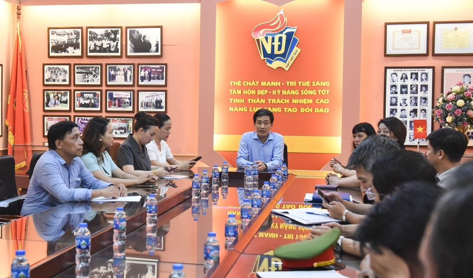 Ph&oacute; Chủ tịch UBND quận Ho&agrave;n Kiếm Nguyễn Quốc Ho&agrave;n kiểm tra tại điểm thi Trường THPT Việt Đức
