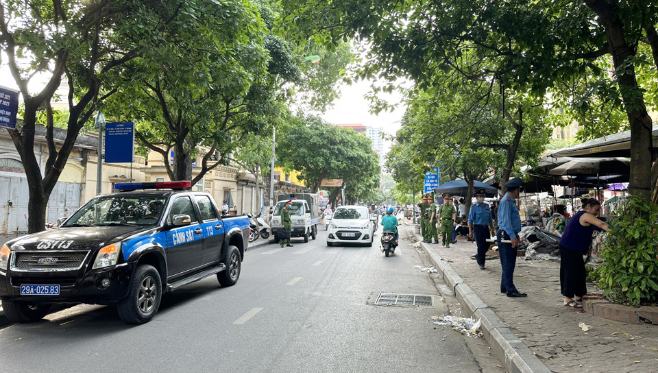 Đội CSGT, Thanh tra GTVT, phường Nguyễn Tr&atilde;i phối hợp tuy&ecirc;n truyền nhắc nhở, xử l&yacute; vi phạm lấn chiếm vỉa h&egrave; quanh khu vực chợ H&agrave; Đ&ocirc;ng