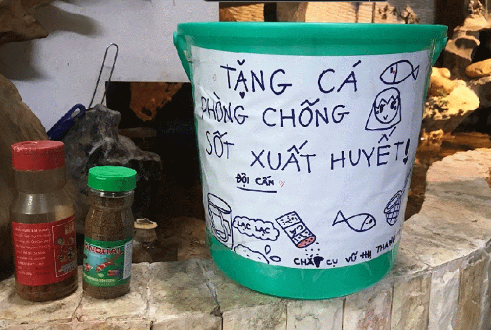 Th&ugrave;ng c&aacute; tặng của cụ Mỹ v&agrave; th&ocirc;ng điệp ph&ograve;ng chống SHX để trước nh&agrave; gi&uacute;p cho mọi người đi qua nắm được.