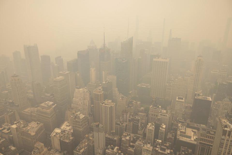 Th&agrave;nh phố New York bị bao phủ bởi sương m&ugrave; ng&agrave;y 7/6/2023. Ảnh AP