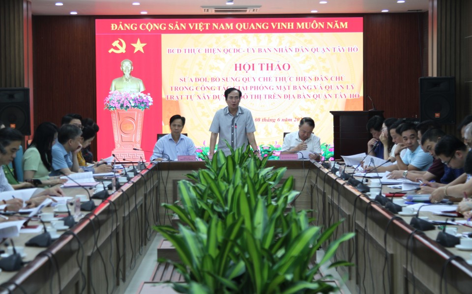 Ph&oacute; B&iacute; thư Thường trực Quận ủy T&acirc;y Hồ Nguyễn Anh Tuấn ph&aacute;t biểu tại hội thảo.