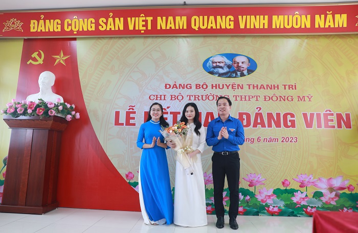 Đại diện Th&agrave;nh đo&agrave;n v&agrave; Huyện đo&agrave;n Thanh Tr&igrave; tặng hoa ch&uacute;c mừng Đảng vi&ecirc;n trẻ.