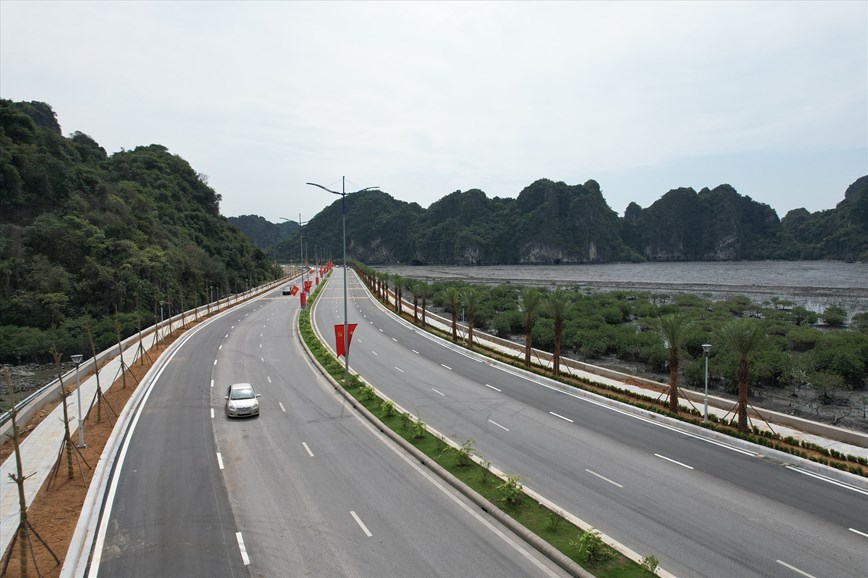 Đường ven biển Hạ Long - Cẩm Phả được nâng tốc độ từ 60 lên 80km/h - Ảnh 1