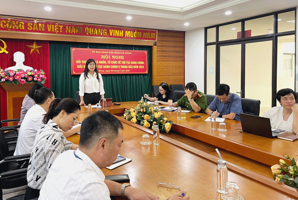 Ph&oacute; Chủ tịch UBND quận H&agrave; Đ&ocirc;ng Phạm Thị H&ograve;a ph&aacute;t biểu chỉ đạo tại hội nghị.