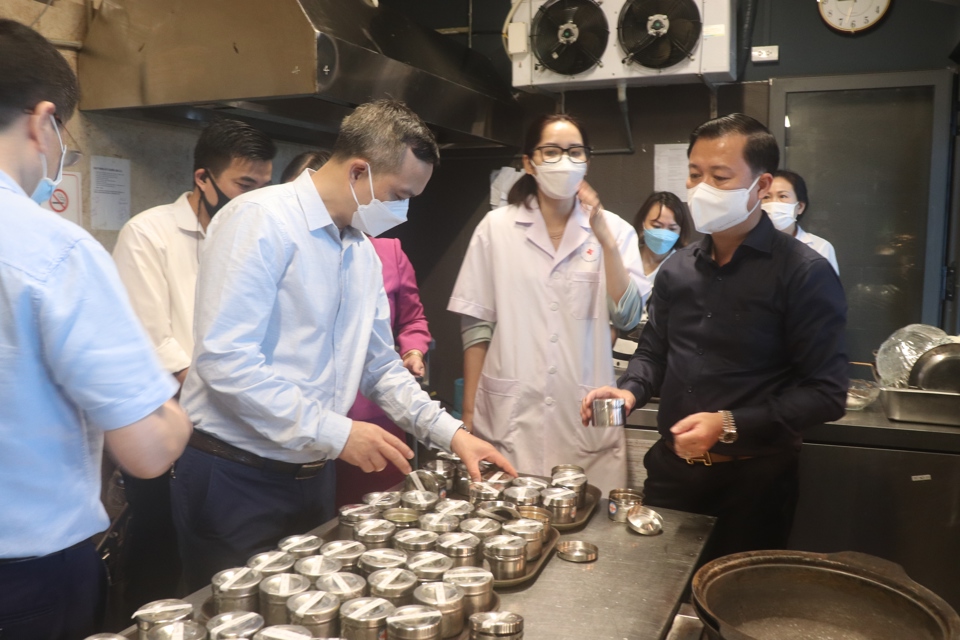Chi Cục trưởng Chi cục ATVSTP Hà Nội Đặng Thanh Phong kiểm tra việc lưu mẫu thức ăn tại nhà hàng Maison Sen (Thanh Xuân). Ảnh: Trần Thảo