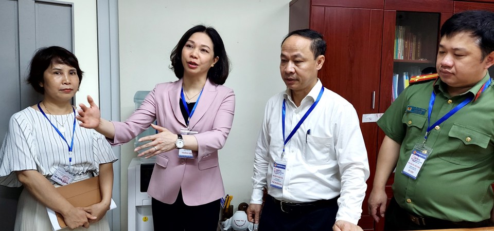 Ph&oacute; Chủ tịch UBND TP Vũ Thu H&agrave; kiểm tra ph&ograve;ng bảo mật tại Trường THCS Nguyễn Văn Huy&ecirc;n