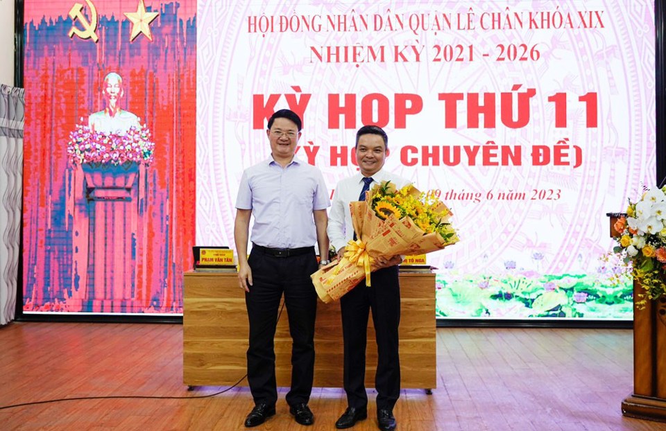 &Ocirc;ng Nguyễn Ho&agrave;ng Linh giữ chức Chủ tịch UBND quận L&ecirc; Ch&acirc;n. Ảnh CTV