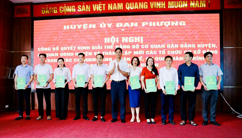 Ph&oacute; B&iacute; thư Huyện ủy, Chủ tịch UBND huyện Đan Phượng L&ecirc; Thanh Nam trao quyết định th&agrave;nh lập c&aacute;c chi bộ mới.