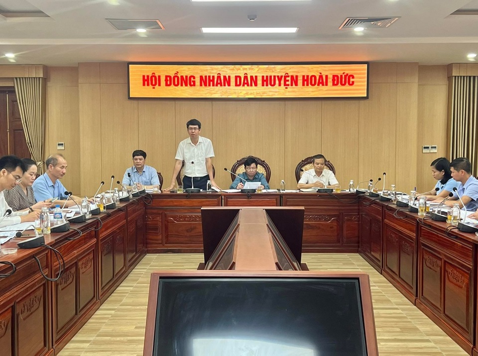 Chủ tịch UBND huyện Ho&agrave;i Đức Nguyễn Ho&agrave;ng Trường ph&aacute;t biểu tại hội nghị