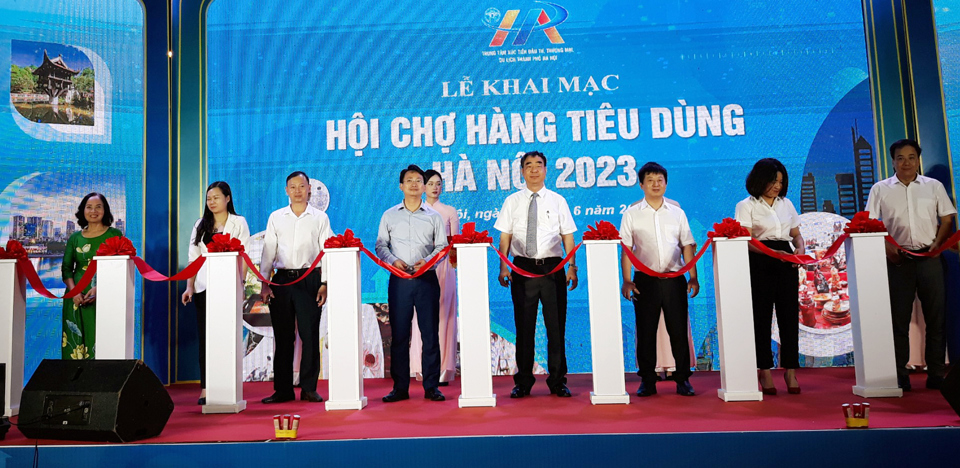 C&aacute;c đại biểu cắt băng khai mạc Hội chợ h&agrave;ng ti&ecirc;u d&ugrave;ng H&agrave; Nội năm 2023. Ảnh: Ho&agrave;i Nam