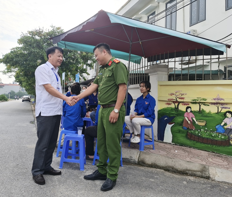 Ph&oacute; Chủ tịch UBND huyện Thanh Oai Nguyễn Trọng Khiển c&oacute; mặt từ sớm động vi&ecirc;n lực lượng thực hiện c&ocirc;ng t&aacute;c đảm bảo an to&agrave;n cho kỳ thi.&nbsp;