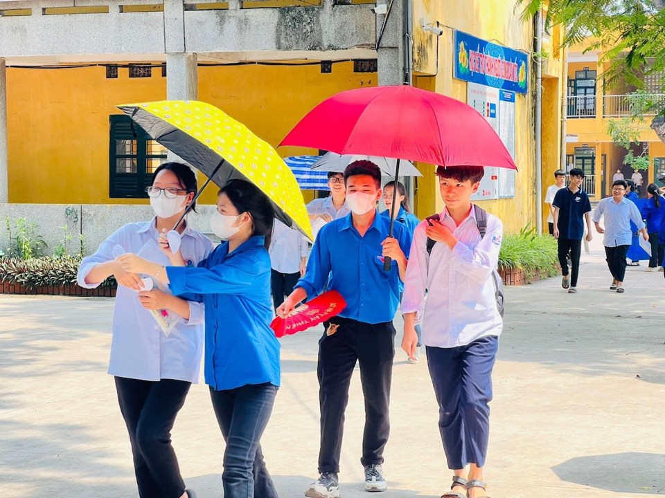 T&igrave;nh h&igrave;nh an ninh, trật tự tại c&aacute;c điểm thi được đảm bảo. Đặc biệt, kh&ocirc;ng c&oacute; điểm thi n&agrave;o tr&ecirc;n địa b&agrave;n huyện S&oacute;c Sơn gặp sự cố về điện, g&acirc;y ảnh hưởng đến kỳ thi của hơn 4.400 th&iacute; sinh tr&ecirc;n địa b&agrave;n huyện.