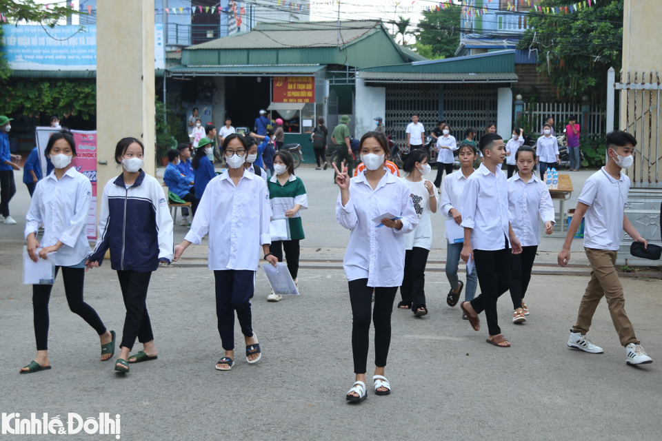 S&aacute;ng nay (10/6), gần 115.000 th&iacute; sinh bước v&agrave;o m&ocirc;n thi Ngữ văn &ndash; l&agrave; m&ocirc;n thi đầu ti&ecirc;n của kỳ thi v&agrave;o lớp 10 THPT c&ocirc;ng lập năm học 2023 - 2024.&nbsp;Tại huyện Ba V&igrave; c&oacute; 7 điểm thi với tổng số th&iacute; sinh đăng k&yacute; dự thi nguyện vọng 1 l&agrave; 3.188 th&iacute; sinh (giảm 300 th&iacute; sinh so với năm trước).&nbsp;