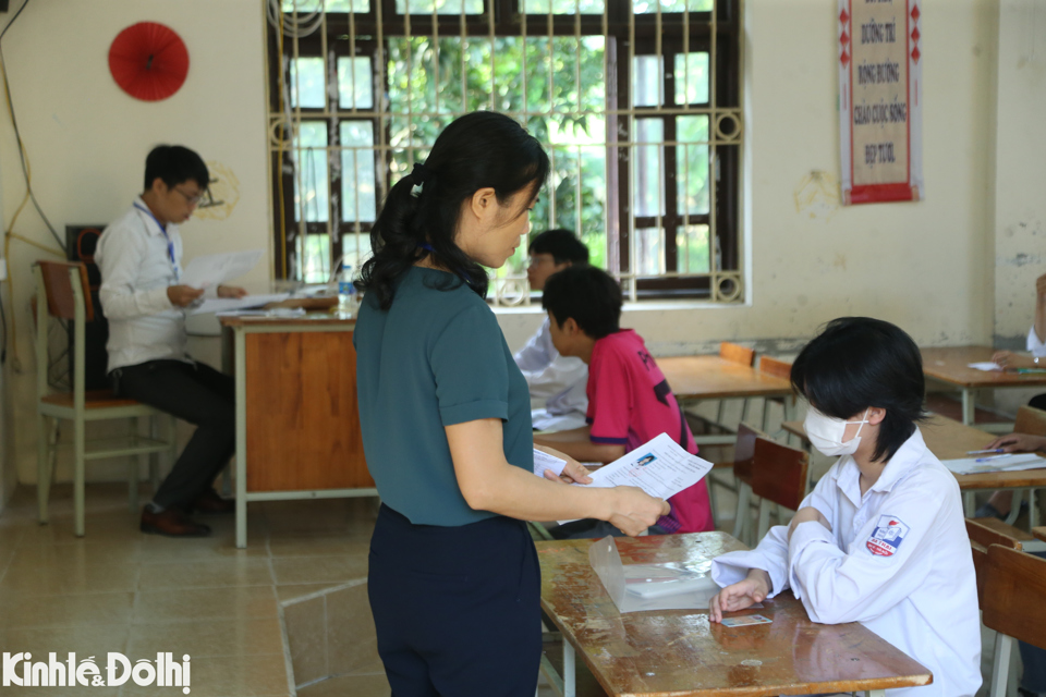 Th&iacute; sinh v&agrave;o ph&ograve;ng thi tại&nbsp;điểm thi Trường THPT Minh Quang (huyện Ba V&igrave;). Ảnh: Ngọc T&uacute;