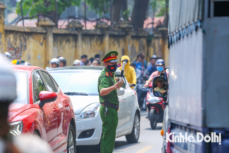 Lực lượng chức năng "căng m&igrave;nh" điều tiết giao th&ocirc;ng tr&aacute;nh t&igrave;nh trạng &ugrave;n tắc tại c&aacute;c điểm thi.