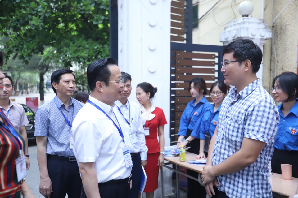 Gi&aacute;m đốc Sở GD&amp;ĐT Trần Thế Cương hỏi thăm, động vi&ecirc;n phụ huynh học sinh tại điểm Trường THPT Quang Trung.